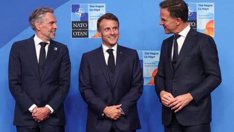 Sommet de l’Otan : Emmanuel Macron estime que «se faire la guerre commerciale» au sein de l’alliance est une «aberration»