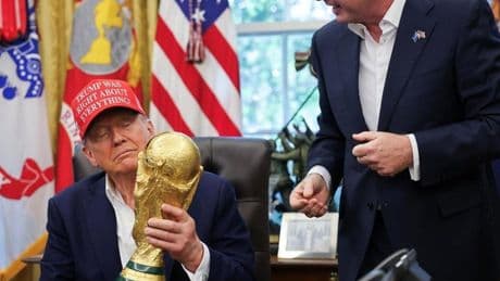 La curiosa imagen de Donald Trump levantando el trofeo del Mundial de fútbol
