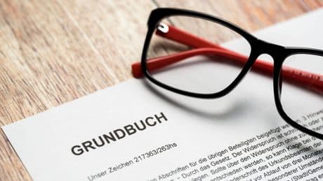 Erbangelegenheit: Frau nicht im Grundbuch und der Mann stirbt