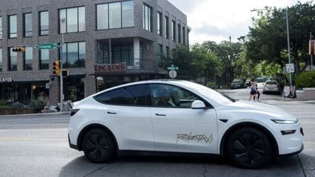 Tesla’nın robotaksileri yola çıktı: Yolculuk fiyatı belli oldu