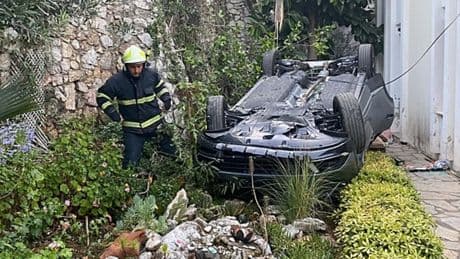 Marmaris'te feci kaza! Otomobil evin bahçesine uçtu: Ölü ve yaralılar var