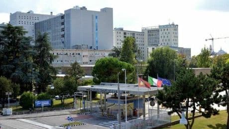 Il marito ha bisogno di un trapianto di rene: la donatrice è la moglie che prima dell'intervento scopre di avere un tumore