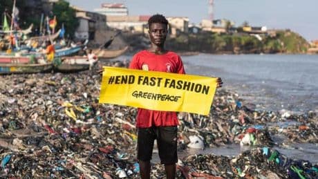 La playa de Ghana plagada de la ropa que creemos donar a África desde España
