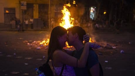 Imágenes del día: Celebración noche de San Juan, Ola de calor en Washington y conflicto entre Israel e Irán