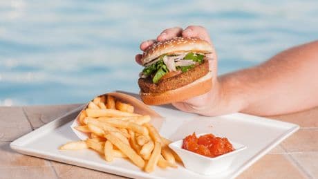 Alte Schwimmregel: Nach dem Essen ins Wasser – gefährlich oder völlig egal?