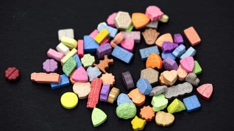 Onder jongeren populaire website voor designerdrugs opgedoekt: arrestatie van drie Limburgers mannen