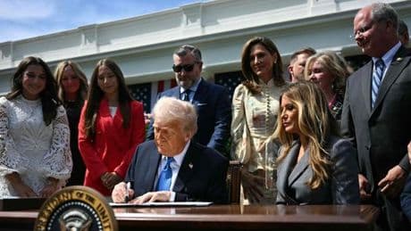 Donald Trump signe une loi fédérale contre les « deepfakes » sexuels et le « revenge porn »