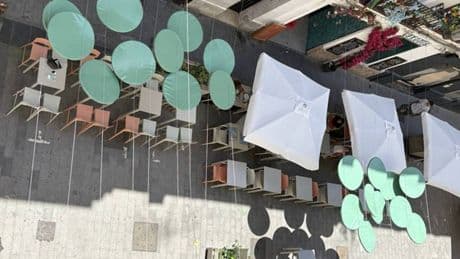 Vivir en algunos barrios es una pesadilla por culpa del turismo. La solución podría ser este invento español