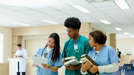 Au Royaume-Uni, des milliers de jeunes médecins en grève dans les hôpitaux