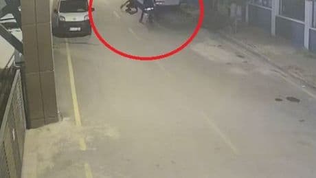 Kapkaç kâbusu! Kadını yerde sürüklediler!