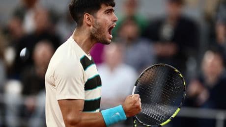 Alcaraz discute y se reconcilia con su inspiración para derrotar a un Musetti tocado en semifinales de Roland Garros