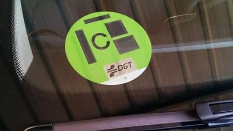 ¿Dónde y cómo puedes conseguir la etiqueta medioambiental de la DGT?