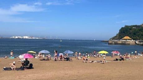 Bizkaia supera los 30 grados en un domingo con las playas abarrotadas