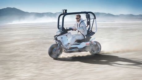 BMW reinterpreta su histórico C1: Así es el nuevo Vision CE, su segundo scooter con techo