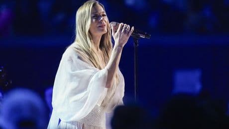 Country singer LeAnn Rimes had dental bridge fall out during recent performance