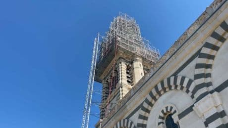 "On a fait toutes les vues": la basilique la "Bonne Mère" prise d'assaut à Marseille par les touristes malgré ses travaux