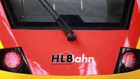 Streckensperrung: Personen im Gleisbett - Beinahe-Unfall auf Eisenbahnbrücke