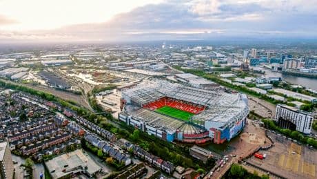 Manchester United: 240 millones en fichajes y 450 despidos