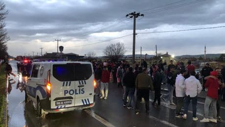 Sivasspor taraftarları takımı tesislerin önünde protesto etti