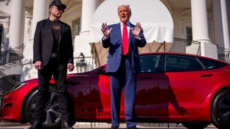 "Il y pense": après son clash avec Elon Musk, Donald Trump est prêt à se débarrasser de sa Tesla rouge