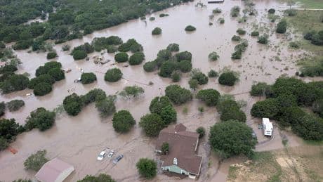Au Texas, au moins 52 morts dans des inondations qui mettent en lumière le manque de moyens des services publics