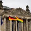 Tag gegen Homophobie: Regenbogenflagge auf dem Bundestag am 17. Mai - nicht am CSD