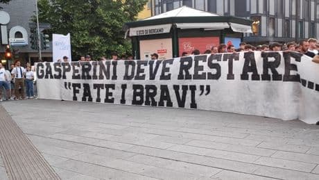 Atalanta, i tifosi scendono in piazza per Gasperini. Lo striscione: «Deve restare, fate i bravi»