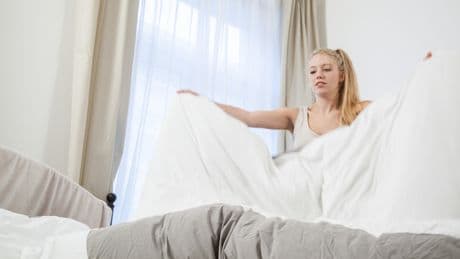 Mehr Keime als im Klo: Eine Gewohnheit im Bett sollten Sie besser lassen
