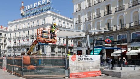 La Puerta del Sol monta sus toldos contra el calor 163 veranos después... y con alguna traba de Patrimonio