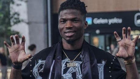 Beşiktaş'ın yeni transferi El Bilal Toure, İstanbul'da ilk pozunu verdi