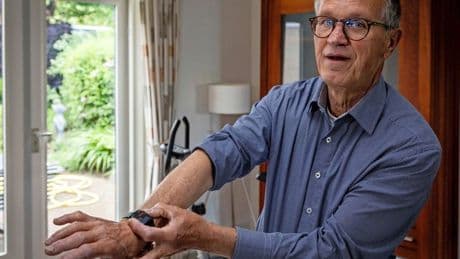Signalen boezemfibrilleren vaak slecht herkenbaar, John kreeg vage klachten: ’Beter te vaak naar dokter dan één keer te weinig’
