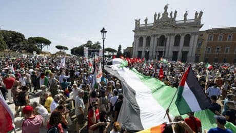 Il corteo per la Palestina compatta il campo largo: «Siamo in 300mila». Il caso dell?appello al voto. «Violato silenzio elettorale»