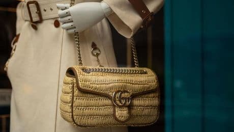 Del freno de la economía china a la caída de ventas y el terremoto de cambios de diseñadores: la crisis del lujo en 5 claves