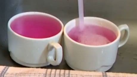 Was der Grund für die Färbung ist - Trinkwasser kommt pink aus der Leitung