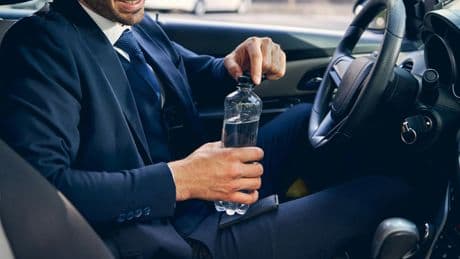 Peut-on boire l'eau d'une bouteille en plastique oubliée dans une voiture en plein soleil?