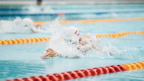 Bambini intossicati dopo il bagno in piscina, uno dei 5 in terapia intensiva