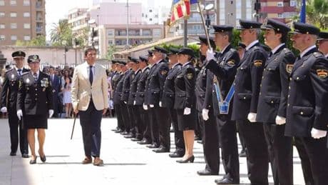 La Generalitat valenciana otorga 107 condecoraciones a policías, incluidos los escoltas de Mazón el día de la dana