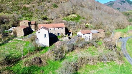 « Les zones blanches attirent des acheteurs » : ce hameau familial isolé sur plus de 12 hectares est à vendre