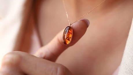 Kehribar neye iyi gelir? Kehribar takmak faydalı mı? İşte kehribarın bilinmeyen şifaları…