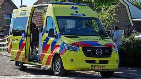 Fietser overleden na ongeluk met auto in Noord-Scharwoude, bestuurder rijdt door
