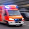 Auf der Greifswalder Straße in Berlin: E-Scooter-Fahrer nach Kollision mit Auto lebensgefährlich verletzt