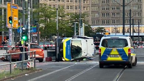 Unfall am Alexanderplatz - Auto kracht in Polizeiwagen