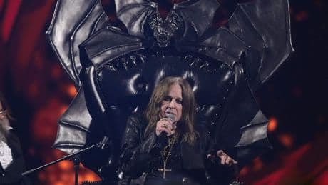 Ozzy Osbourne (76) kan niet meer lopen maar bij afscheid ging de prince of darkness nog één keer los