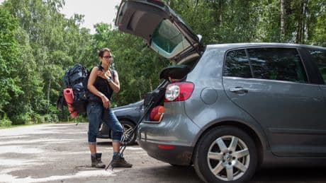 Warme Tage: Worauf Autofahrer beim Parken achten sollten