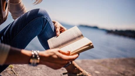 Age gap, fake dating, trope e pov: guida al nuovo dizionario dei giovani lettori