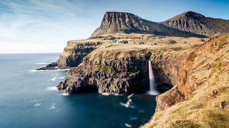 Trois touristes étrangers disparaissent mystérieusement à un jour d’intervalle près d’une cascade aux îles Féroé