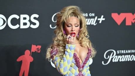 Doja Cat appears to eat lipstick in bizarre VMAs red carpet moment