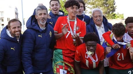 Cristiano Ronaldo Júnior kopieert goalviering van zijn vader en wint jeugdtoernooi met Portugal