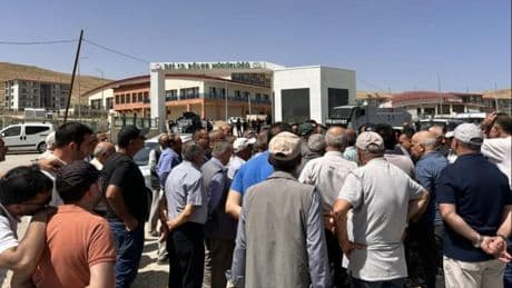 Edremit’te Şamran Kanalı isyanı: Yurttaşlar kuruyan meyvelerle DSİ önüne döktü