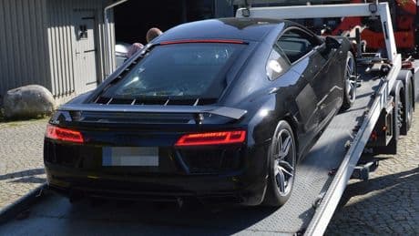 Vermögen offenbar vom Staat ergaunert - Millionen-Betrug? Polizei schleppt Luxus-Autos ab